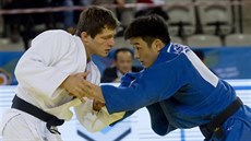Český judista Pavel Petřikov (vlevo) v souboji s Battulgou Gambaatarem z... Český judista Pavel Petřikov (vlevo) v souboji s Battulgou Gambaatarem z...