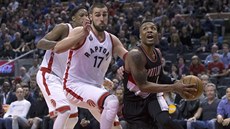 Damian Lillard z Portlandu proniká obranou Toronta. Damian Lillard z Portlandu proniká obranou Toronta.