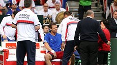 BOLÍ TO. Tomá Berdych v prvním kole Davis Cupu proti Nmecku.