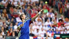 SERVIS. Tomá Berdych v prvním kole Davis Cupu proti Nmecku.