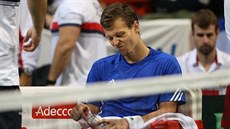 ZKLAMANÝ. Tomá Berdych musel svou druhou dvouhru v prvním kole Davis Cupu s...