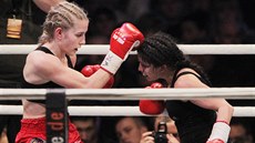 Fabiana Bytyqi (vlevo) na Galavečeru profesionálního boxu v Plzni. Fabiana Bytyqi (vlevo) na Galavečeru profesionálního boxu v Plzni.