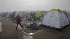 Dalí ráno pro uprchlíky v táboe Idomeni na ecko-makedonské hranici, kde...