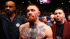 Conor McGregor opoutí klec poté, co zail svou první poráku v UFC.