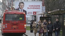 Pedvolební billboard souasného slovenského premiéra Roberta Fica a strany...