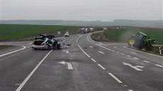 Auta se srazila na křižovatce silnice první třídy a místní cesty spojující... Auta se srazila na křižovatce silnice první třídy a místní cesty spojující...