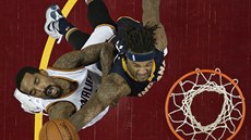 J.R. Smith z Clevelandu (vlevo) bojuje o míč s Jordanem Hillem z Indiany. J.R. Smith z Clevelandu (vlevo) bojuje o míč s Jordanem Hillem z Indiany.