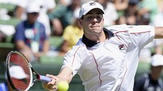 Americký tenista John Isner v duelu s Australanem Samuelem Grothem. Americký tenista John Isner v duelu s Australanem Samuelem Grothem.