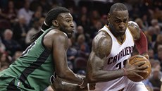 LeBron James (vpravo) z Clevelandu se snaží obejít Jae Crowdera z Bostonu. LeBron James (vpravo) z Clevelandu se snaží obejít Jae Crowdera z Bostonu.