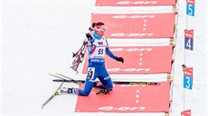 Veronika Vítková ped stelbou v lee bhem vytrvalostního závodu biatlonistek...