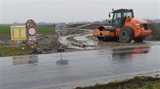 Staveniště s odstraněnou ornicí na poli patřící k dostavbě dálnice D1 v úseku... Staveniště s odstraněnou ornicí na poli patřící k dostavbě dálnice D1 v úseku...