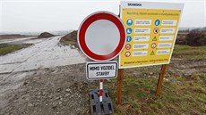 Staveniště s odstraněnou ornicí na poli patřící k dostavbě dálnice D1 v úseku... Staveniště s odstraněnou ornicí na poli patřící k dostavbě dálnice D1 v úseku...