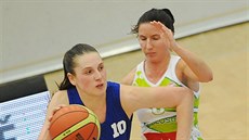 Karlovarská basketbalistka Dana Kulitová (vlevo) obela Evu Mrhálkovou z...