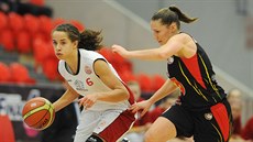 Nymburská basketbalistka Jessica Kusterová (vlevo) uniká Tereze Kuthanové z...