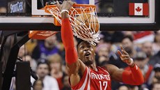 Dwight Howard z Houstonu smeuje v duelu s Torontem.