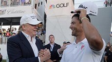 Donald Trump (vlevo) gratuluje Adamu Scottovi k vítězství na golfovém turnaji... Donald Trump (vlevo) gratuluje Adamu Scottovi k vítězství na golfovém turnaji...