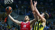 Jan Veselý (vpravo) z Fenerbahce Istanbul se snaí zastavit Stefana Jovie z...