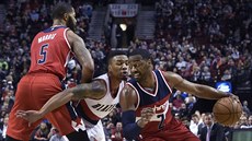 John Wall (vpravo) z Washingtonu využívá clony spoluhráče Markieffa Morrise,... John Wall (vpravo) z Washingtonu využívá clony spoluhráče Markieffa Morrise,...