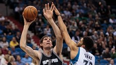 Boban Marjanovi (vlevo) ze San Antonia zakonuje na ko Minnesoty pes...