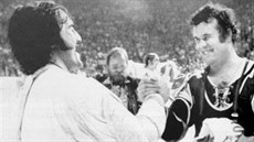 Legendární kanadský hokejista Bobby Orr v prvním finále Canada Cupu bojuje s Jiím Holíkem.