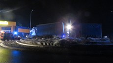 Souprava se zaryla do hlíny uprostřed kruhového objezdu. Souprava se zaryla do hlíny uprostřed kruhového objezdu.