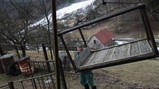 Jiří Strnad u nákladní lanovky nad údolím Kotelského potoka. Jiří Strnad u nákladní lanovky nad údolím Kotelského potoka.