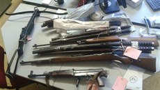 Zbraně, které policie zajistila při domovní prohlídce v Cerekvici nad Bystřicí. Zbraně, které policie zajistila při domovní prohlídce v Cerekvici nad Bystřicí.