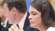 Zuzana Kocumová se pře s hejtmanem Martinem Půtou (v pozadí). Zuzana Kocumová se pře s hejtmanem Martinem Půtou (v pozadí).