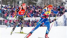 Gabriela Soukalová (vpravo) na trati sprintu na mistrovství svta v biatlonu v...