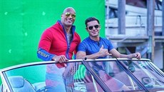 Dwayne Johnson a Zac Efron bhem natáení filmové Pobení hlídky