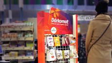 Stojan karet Dárkomatu v jedné z prodejen Albert Stojan karet Dárkomatu v jedné z prodejen Albert