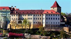 Lobkowiczký palác. V polovině 16. století jej vybudoval Jaroslav Pernštejn,... Lobkowiczký palác. V polovině 16. století jej vybudoval Jaroslav Pernštejn,...