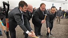 Zástupci města, kraje i firmy při slavnostním poklepání základního kamene... Zástupci města, kraje i firmy při slavnostním poklepání základního kamene...