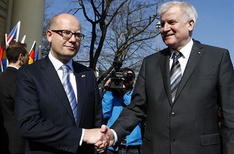 Premiér Bohuslav Sobotka se v Mnichov vítá se svým bavorským protjkem...