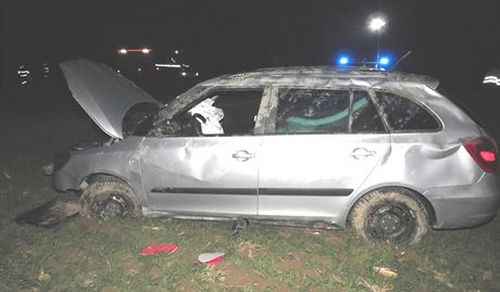 Auto skonilo v poli poblí obce Rybova Lhota na Táborsku.