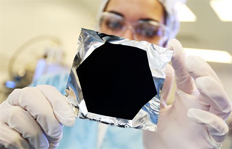 Vantablack (tedy vrstva patin orientovaných nanotrubiek) na hliníkové fólii.