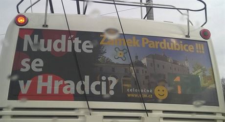 Nenápadná reklama na pardubický zámek rozlítila hradecké patrioty a nakonec i...