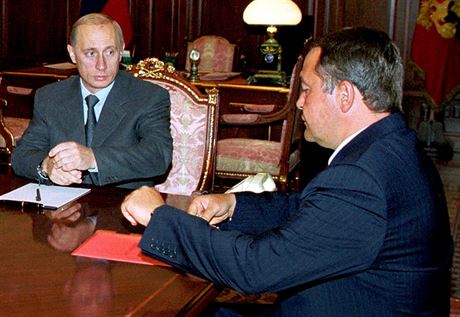 Nkdejí ministr tisku Michail Lesin na schzce s Vladimirem Putinem. Snímek je...