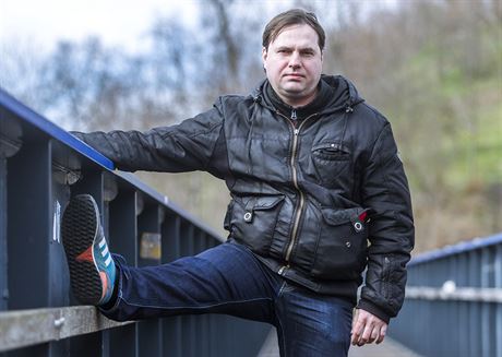 Nkdejí slávistický fotbalista Jií Vávra ukazuje nohu, kterou vstelil svj...