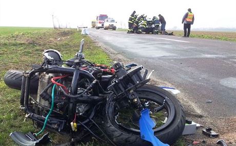 Tragická nehoda osobního auta a motorkáe u Nepolis na Hradecku (11.3.2016).