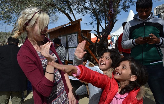 Dobrovolnice Sara Owensová pijela na ecký ostrov Lesbos pomáhat v táborech....