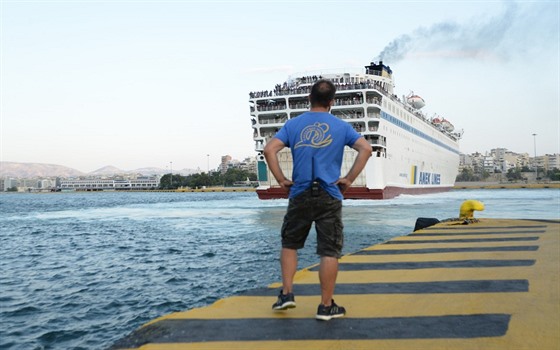 Trrajekt Eleftherios Venizelos plný uprchlík pijídí do pístavu Pireus (21....