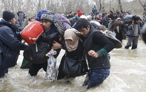 Stovky benc z tábora v eckém Idomeni se dostaly do Makedonie. Uzavenou...