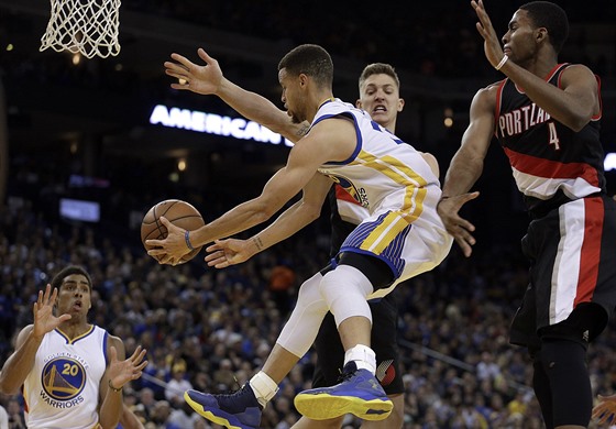 Stephen Curry z Golden State letí mezi hrái Portlandu. Na pihrávku eká James...