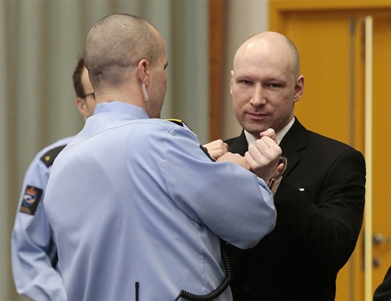 Anders Behring Breivik pichází k soudu (15. bezna 2016).