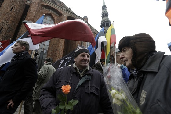 Lidé pinesli kvtiny na kadoroní pochod k uctní památky lotyských voják,...