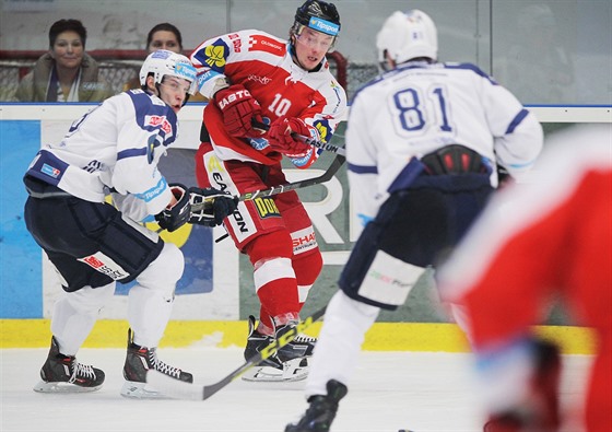 Olomoucký hokejista Miroslav Holec bojuje s hrái Plzn ve tvrtfinále play-off.