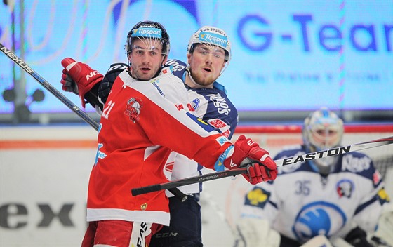 LOSKÝ TANEEK. Ve tvrtfinále hokejového play-off spolu bojují Jií ípa z Olomouce a plzeský Jakub Lev.