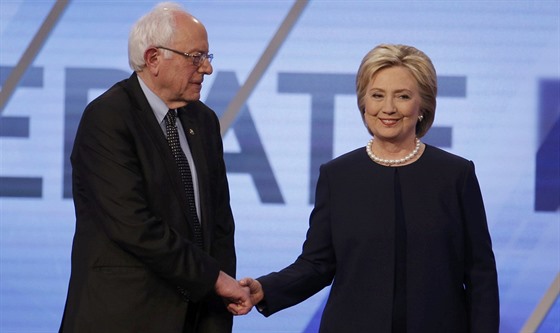 Hillary Clintonová se zdraví s Berniem Sandersem v pedvolební debat na...