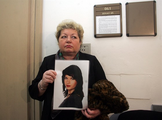 Roberta Kuerová se snímkem zavradné dcery Reginy na fotce z roku 2005.